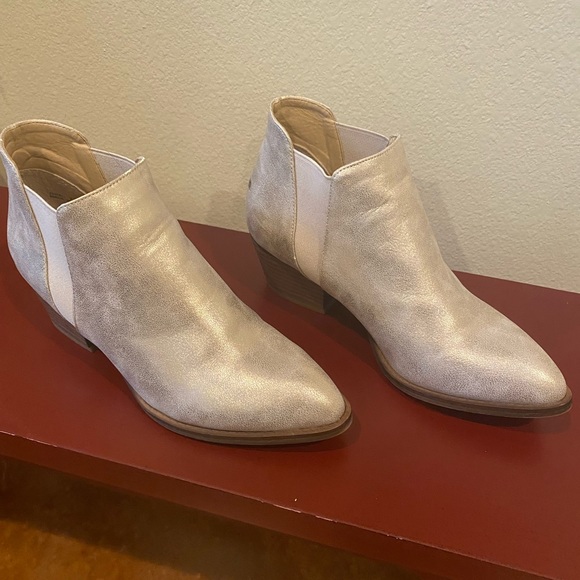 CL by LAUNDRY Corbin metallic booties, Size 7.5 - Picture 2 of 3